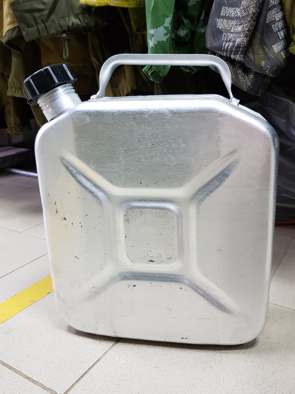 Канистра алюминиевая 10 л серебристого цвета